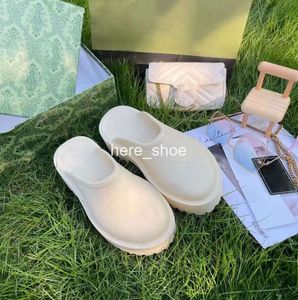 2024 luxury slippers designer Slipper sandal Women man platform perforated made of transparent materials fashionable sexy lovely sunny beach woman 35-40