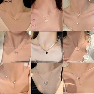 Collana in acciaio al titanio di lusso leggero di alta qualità Design di nicchia femminile Ragazza piccante Catena con clavicola di perle Accessori alla moda e versatili P6ih