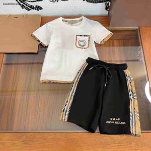 新しいベビー服サマーキッズ半袖セットガールズトラックスーツサイズ110-160 cm男の子Tシャツと格子縞のスプライシングショーツ24マー