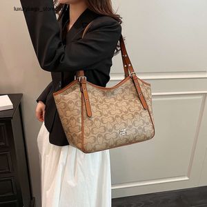 Factory Clearance New Hot Designer Handbag Large Capacity Trendy Womens Bag Spring Style Shoulder Printed Fashionable Casual