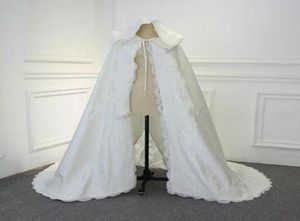 Nuovo arrivo inverno mantello da sposa mantello applique in pizzo con cappuccio con finiture in pelliccia lunghi involucri da sposa giacche speciali banchetti per feste donne W9867594