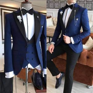 Костюмы приспособление изготовлено черное пик лацка Blue One Button Cust Men Slim Fit Groom Tuxedos Business Prom Terno 3 кусочки мужчина костюм