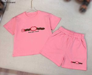 Neue Babykleidung mit Logo-Druck für Kinder, kurzärmeliges Set, Trainingsanzüge für Mädchen, Größe 90–150 cm, Sommer-T-Shirt und Shorts für Jungen, 24. März