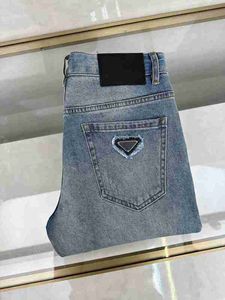 Designer-Herrenjeans, hochwertige, dreieckige Label-Jeans in Hellblau für Herren, 2024, Frühjahr/Sommer, neuer Mann, lässige Mode, Slim-Fit-Hose, beliebte Hose