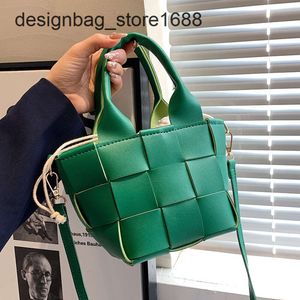 Small group woven bags for women in spring trendy new crossbody bag fashionable portable bucket tote