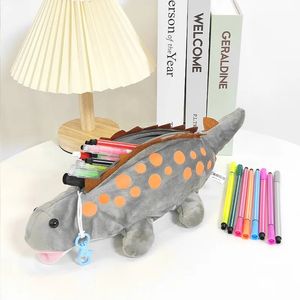 2024 GORĄCA KARTIEN CARTOON Cute Dinosaur Plush Doll Plush Dinosaur Duża pojemność Student Pactionery Birthday Prezent urodzinowy