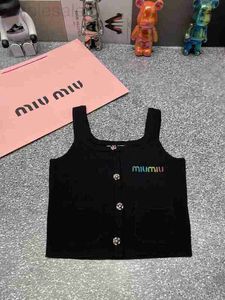 Frauen Tanks Camis Designer MI24 Frühlings-/Sommer neuer süßer Stil Buntes heißes Diamantbuchstaben Dekoration Dünne Schultergurt kurz gestrickte Tanktop 3SD1