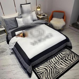 Fashion Designer King Size Bedding Sets 4pcs/set Printed Silk Queen Duvet Cover Bed Sheet Fashion Pillowcases Comforter Covers Bedding Sets