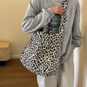 Japanische und koreanische vielseitige Cord-Schultertasche, Umhängetasche, modische Tasche mit Leopardenmuster, große Kapazität, Damen-Einkaufstasche 240315