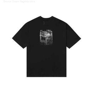 Designer-T-Shirt, hohe Version, alphanumerischer Stil, kurze Ärmel, Ausschnitt, digitale Stickerei, lockeres T-Shirt für Männer und Frauenjav3