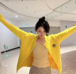 여자 디자이너 라운드 목 캐주얼 니트 가디건 노란색 스웨터 여자 자수 슬림 한 따뜻한 부드러운 다목적 스웨터 재킷 코트