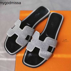 Orans chinelos femininos sandálias de couro de alta versão para 2024 verão nova rede vermelha versátil usar cores combinando fundo plano tem logotipo