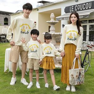 Familie Passende Outfits Frühling Herbst Mama Tochter Baumwolle Sweatshirt Kleid Papa Sohn Tops Hosen Paar Erwachsene Kinder Baby 240311