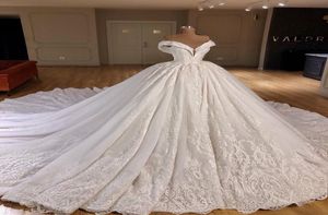 2019 Abiti da ballo firmati Abiti da sposa con spalle scoperte Sweetheart con fiori fatti a mano in 3D Applique in pizzo Cappella strascico da sposa 1102934