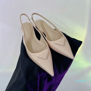 Bombas de couro Moda Sandálias Mulheres de couro Designer vestido Sapatos de seda Senhora Dedo Apontado Salto Gatinho Elegante salto estilingue