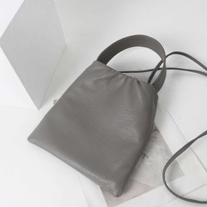 Borse a tracolla Borsa in pelle di vacchetta a strati di testa Nuovo design di nicchia per la primavera estate 2024 Borsa piccola versatile semplice di fascia alta da donna 240318