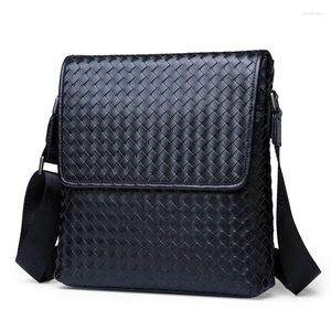 Bag 2024 Luxury Men's Handbags äkta läder manlig axel mode stickning crossbody pojke varumärke väv messenger väskor