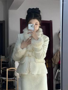 Abiti da lavoro Alla moda, piccolo profumo, collo in peluche, cappotto con bottoni in corno di mucca, gonna sottile a vita alta stile celebrità primaverile, set di due