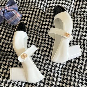 Womens Vintage Dress Shoes مستديرة أصابع براءات اختراع جلدية معدنية مشبك الصنادل القابلة للتعديل