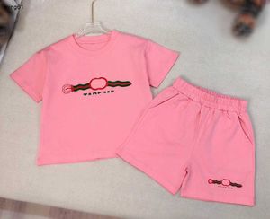 Marka Bebek Giysileri Logo Baskı Çocuklar Kısa Kollu Set Kızların Trailsits Boyutu 90-150 cm Yaz Boys Tişört ve Şort 24MAR