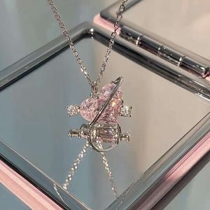 Pink Diamond Love Planet Necklace med kvinnlig minoritetsdesign