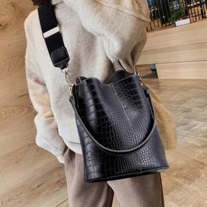 Bolsas de ombro 2024 couro crossbody mulheres grande capacidade retalhos moda balde crocodilo padrão mensageiro