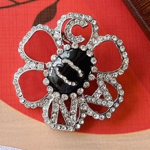 Women Men Designer Brand Letter Brooch Crystal Pins Jewelry Design Brooch High Quality Stainless Steel Pearl Jewelry Suit Pin Womens Dress Marry Cloth Wedding Party