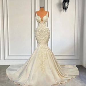 Sjöjungfrun satin sexig klänning v-hals ärmlösa pärlor spetsar applikationer dubai arabiska afrikanska brud bröllopsklänningar