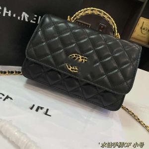 디자이너 채널 가방 2024 New Womens Bag 작은 향기로운 바람 24C 중공 핸들 WOC 자산 가방 정품 가죽 크로스 바디 백 다이아몬드 그리드 체인 한 어깨