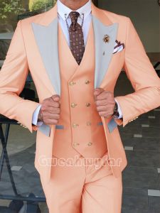 Anzüge Gwenhwyfar maßgeschneiderte klassische Pfirsich Bräutigam Smoking Groomsmen Gold Knöpfe Schal Revers Bester Anzug Hochzeits -Männer Blazer Kostüm