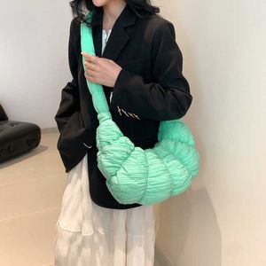 Bolsas de ombro Nova Nuvem Coreana Bolsa Enrugada Crossbody Grande Capacidade Esponja Feminina Leve e Versátil Casual Dumpling Bun 240318