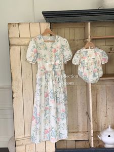 Familjmatchande sommarblommig klänning Moderdotter kortärmad bomullskvinnor Baby Girl Cute Onepiece 240311