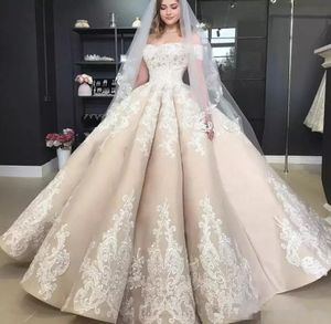 Vintage Puffy Champagne Gelinlik Omuz Applique 2019 Kapalı Omuz Tam Uzunlukta Kilise Bahçesi Prenses Düğün Gow8154487