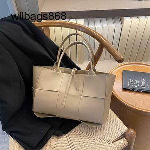 Handbags High-capacity Woven Bottegvenetas Arco Bag for Women in 2024 Trendy and High-end Feeling Western-style Shoulder Versatile Portable