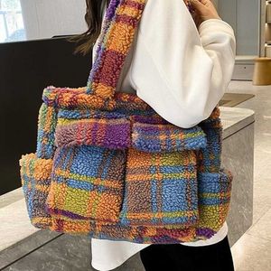 Outono e inverno novo saco de pelúcia grande saco de lã de cordeiro moda xadrez bolsa de ombro portátil tote grande capacidade saco de axila 032224