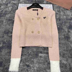 Suéteres femininos designer Mi24 início da primavera novo estilo puro desejo carta de amor decoração manga emenda imitação lã de vison tricotada cardigan curto SDNP