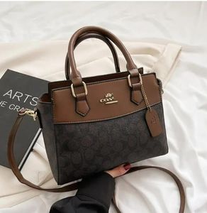 2023 Fashion Classical Womens Bag 2023 New Niche Designer Fashion Bag Bag مع Bag Crossbody Bag 02