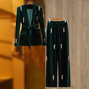 Kvinnors tvåstycksbyxor Spring Autumn High Street Women Dark Green Velvet 2st Suits Vackra Stones Chains Luxury Blazer Set