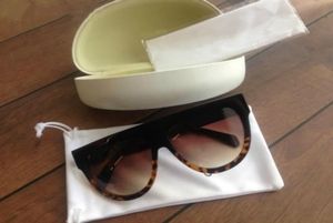 Yeni Vintage Sunglass 41026 Audrey Moda Güneş Gözlüğü Kadınlar Popüler Tasarımcı Büyük Çerçeve Flep Top büyük boy güneş gözlüğü LE1044637