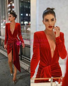 2020 Neue Promi-Kleider aus rotem Samt mit Schlitz vorne, tiefem V-Ausschnitt, kurze, lange Ärmel, roter Teppich, Abschlussball-Party-Kleider, benutzerdefinierte M1597292