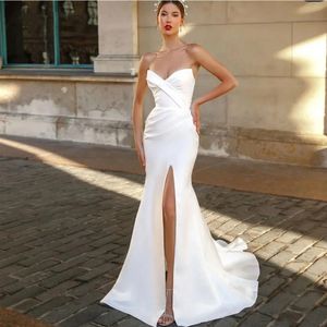 Prosta, elegancka suknia ślubna o wysokim podziale dla kobiety 2024 Satynowa suknia ślubna bez ramiączek Siekła z rękawem