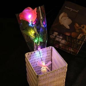 Świecący sztuczne róże kwiaty dekoracja imprezy LED LED UP DŁUGO łodygi fałszywa jedwabna róża na DIY Wedding Bouquet Table Walentynki Prezent Luminous Single Rose