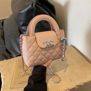 This year the 2024 spring version is popular with and western-style design. The sewn grid chain bags for women factory outlet sale