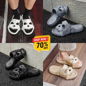 Sommarmän och kvinnors tofflor Solid Color Skull Head Flat Heel Sandals av Bosleyf Designer Högkvalitativa Fashion Slippers Waterproof Beach Sports Slippers Gai