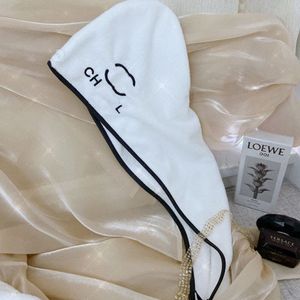 Designer duschkappar vit färg svarta bokstäver kvinnor lyx handduk varumärke badkjol sovande hatt nattklubb för fyra säsonger