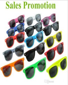 Kvinnor och män mest billiga moderna strandsolglasplastklassiska solglasögon Många färger för att välja Sun Glasses8222985