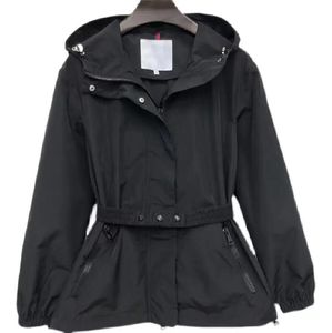 디자이너 브랜드 여성 재킷 자수 배지 값 비싼 탑 벨트 허리 코트 트렌치 코트 선 보호 후드 방풍 및 방수 겉옷