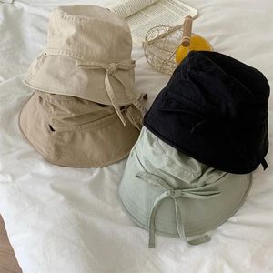 Beretler Koreli Ins Fisherman Hat Kadınları Bağcıklı Geniş Sikli Rüzgar Geçirmez Kayış Anti-UV Güneşlik Kovası