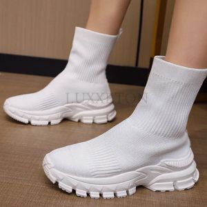 Stövlar kvinnor tjockt botten mesh andningsbara hightop strumpor sneakers slipon stövlar damer utomhus nonslip plattform skor sneakers nya