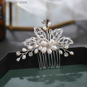 Tiaras Silvery Rhinestone Bridal Hair Comb Handmade Pearl Flower Headdress Wedding Accessories Crystal Jewelry Headwear Women Ornaments Y240319